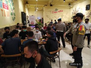 Tim Satgas Aman Nusa II Lakukan  Patroli  Ke Warkop Dan Cafe