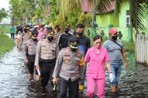 Foto: Kapolres Mempawah dan beserta rombongan mengunjungi lokasi korban banjir 