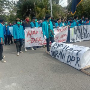 Mahasiswa Dan Elemen Masyarakat  Unjuk  Rasa Ke Gedung DPRD Prov Kalbar