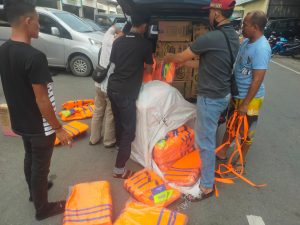 Relawan SIAP Kirimkan Life Jacket untuk Korban Banjir