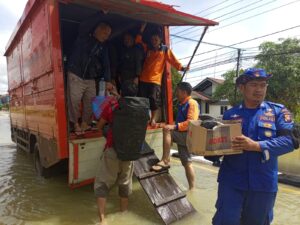 Polres dan BPBD Kapuas Hulu Bantu Warga yang Terdampak Banjir