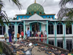 Puluhan Rumah di Desa Sungai Malaya Terendam Banjir, Namun tak Surutkan Niat Warga Untuk ke Masjid Memperingati Hari Maulid Nabi