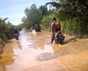 Supir Ambulance Khawatir Saat Mengantarkan Pasien Melalui Jalan Rusak, Ruas Provinsi Teluk Batang- Melano