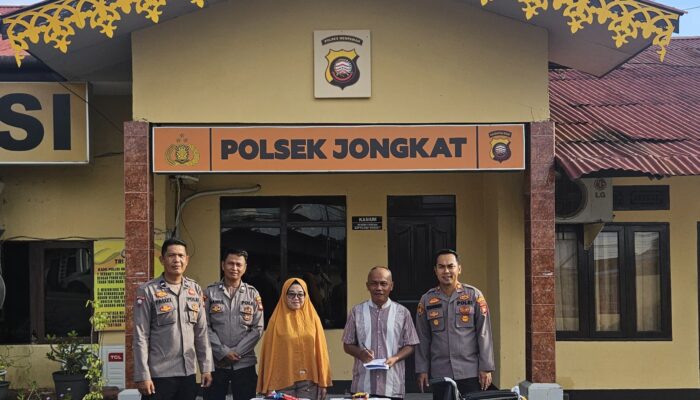 Polsek Jongkat Berikan Pelayanan Humanis ke Calon Jemaah Haji