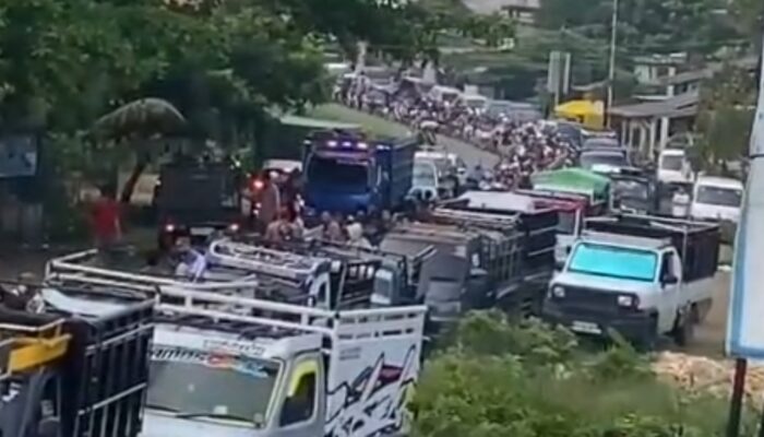 Jalanan Macet, Akibat Antrian Panjang BBM Terjadi di Bengkayang