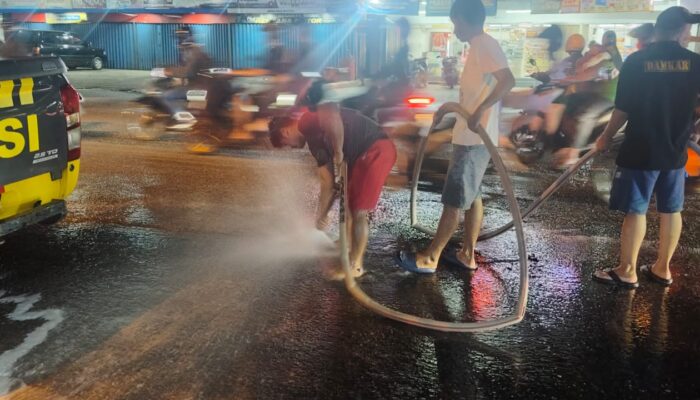 Pengendara Bermotor Mendadak Jatuh, Diduga Akibat Tumpahan Minyak di Jalan Raya