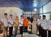 Sekda Ketapang Menyerahkan Tali Asih ke Keluarga Almarhum Taufik Hidayat