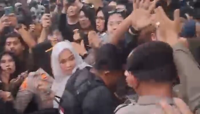 Gubernur Kalbar hampir Kena Lemparan Botol saat Demo Jilid -3